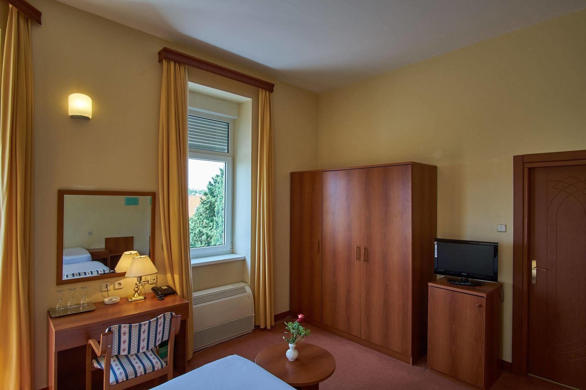 Ruzica- Glavna Zgrada I Depandanse 3* Crikvenica