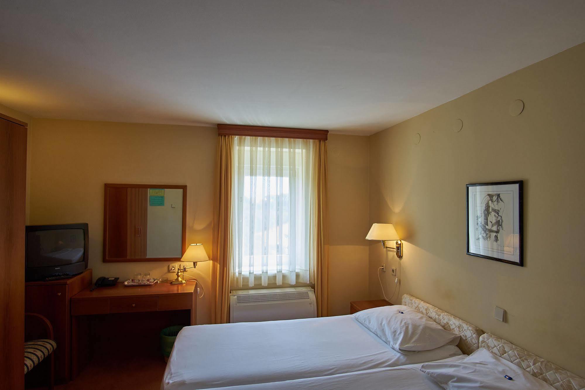 Ruzica- Glavna Zgrada I Depandanse Hotel
